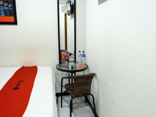 Hostal Reddoorz Near Setrasari Mall 4