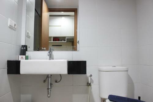 Minimalist Studio Room @ Beverly Dago Apartment By Travelio