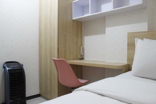 Modern & Stylish 2br At Gateway Pasteur Apartment By Travelio