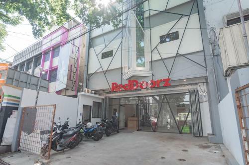 Hotel Reddoorz Plus @ Karapitan Street