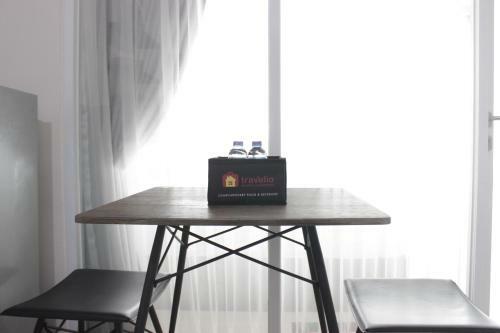 Artistic 1br Apartment At Gateway Pasteur Near Exit Toll Pasteur By Travelio