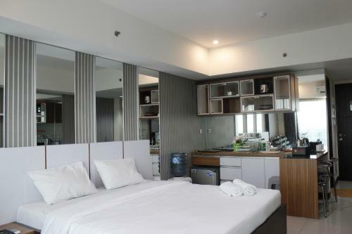 Bright Studio @ Tamansari La Grande Apartment By Travelio