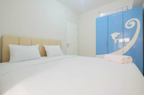 Minimalist 2br Apartment The Springlake Summarecon By Travelio
