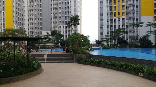 Minimalist 2br Apartment The Springlake Summarecon By Travelio