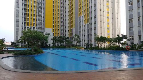 Minimalist 2br Apartment The Springlake Summarecon By Travelio