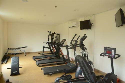 Studio Apartment With City View At Tree Park By Travelio