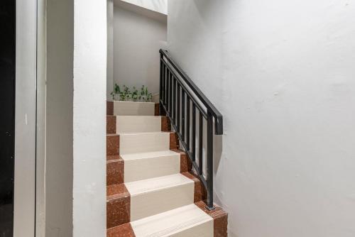 Hostal Reddoorz Near Tanjung Duren 2
