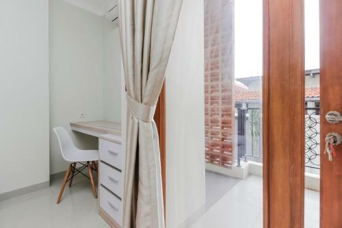 Hostal Reddoorz Premium Near Ragunan Zoo 2