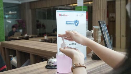 Hostal Reddoorz Premium Near Ragunan Zoo 2