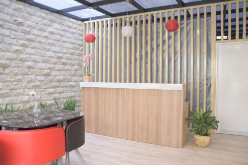 Hostal Reddoorz Plus Near Manggarai Station 3