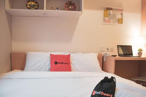 Hostal Reddoorz Plus Near Manggarai Station 3