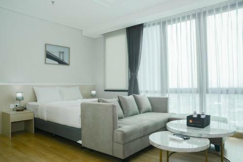 Comfortable Studio Room At Capitol Suites Apartment By Travelio