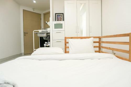 Simply White And Compact Studio At Amethyst Apartment By Travelio