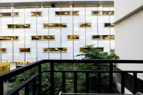Comfy Studio Signature Park Apartment By Travelio