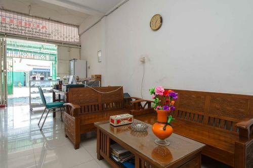 Hostal Reddoorz Syariah Near Stasiun Kereta Api Kisaran