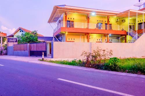 Hotel Oyo 2450 Hening Homestay
