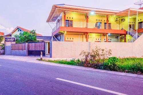 Hotel Oyo 2450 Hening Homestay