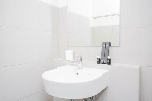 Spacious And Compact Studio Room At Bintaro Icon Apartment By Travelio