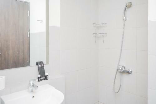 Spacious And Compact Studio Room At Bintaro Icon Apartment By Travelio