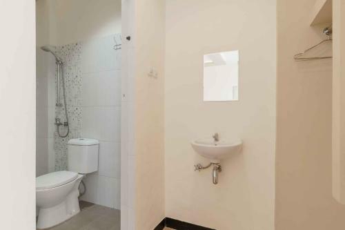 Hostal Reddoorz Plus Near Millenium Ict Centre Medan 2