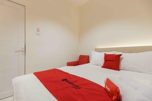Hostal Reddoorz Plus Near Millenium Ict Centre Medan 2