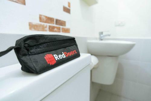 Hostal Reddoorz Near Ciputra Golf Surabaya
