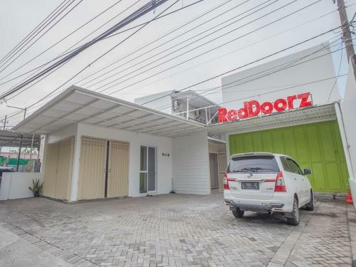 Hostal Reddoorz Near Ciputra Golf Surabaya