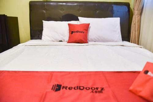 Hostal Reddoorz Near Surabaya Town Square