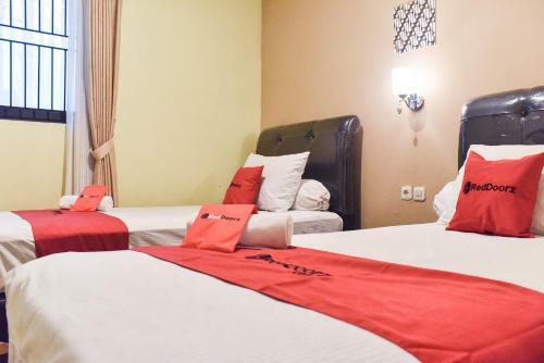 Hostal Reddoorz Near Surabaya Town Square