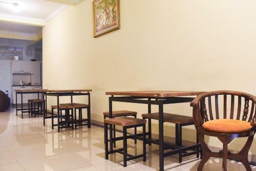 Hostal Reddoorz Near Surabaya Town Square