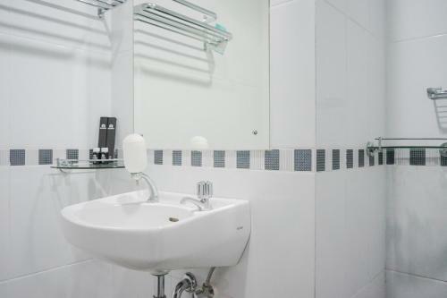 Comfy Studio At Trimezia Beverly Apartment By Travelio