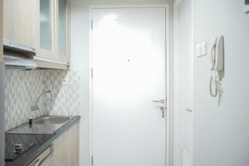 Comfy Studio At Trimezia Beverly Apartment By Travelio