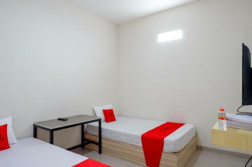 Hostal Reddoorz Near Pacific Mall Tegal 2