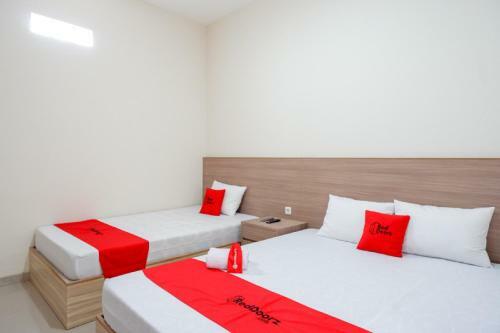 Hostal Reddoorz Near Pacific Mall Tegal 2