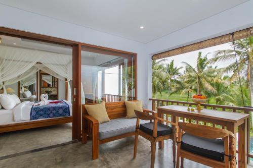 Villa Alam Surya, Mas