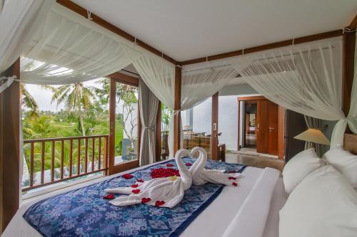 Villa Alam Surya, Mas
