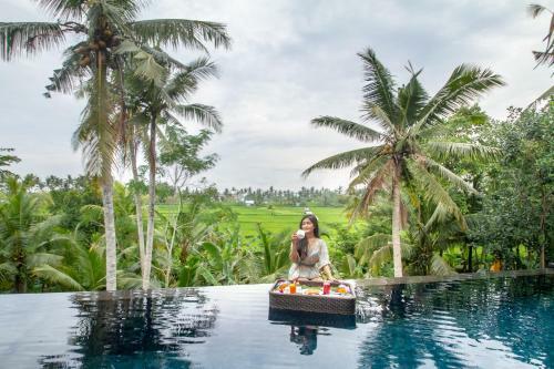 Villa Alam Surya, Mas