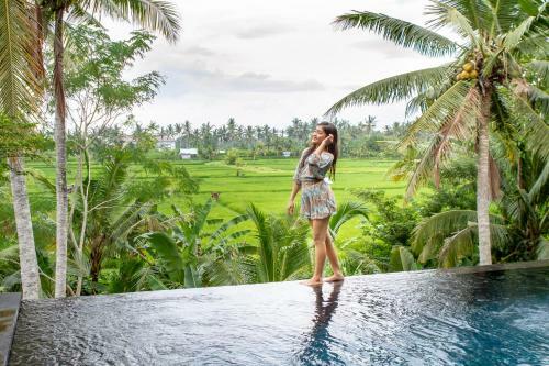 Villa Alam Surya, Mas