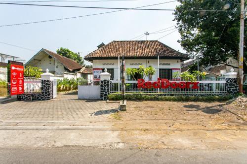 Hostal Reddoorz Plus Near Taman Sari 2