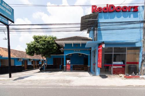 Hostal Reddoorz @ Raya Janti Yogyakarta