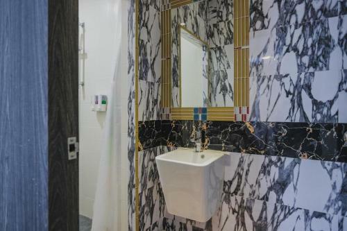 Hostal Reddoorz Plus Near Pantai Coastarina 2