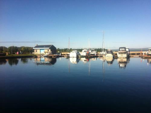 Hostal Lough Derg House & The Lake Cafe