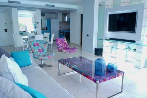 Amdar Residence Apartment - Private Pool, Sea View & Sauna