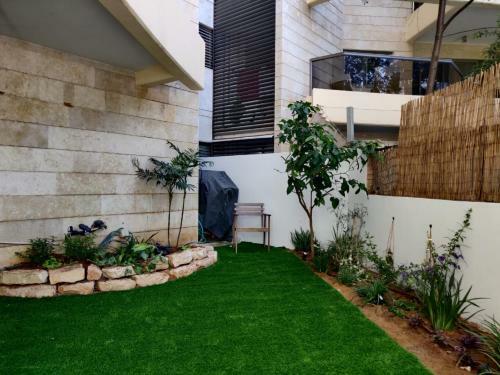 Gorgeous Private Garden Apartment With Pool And Gym