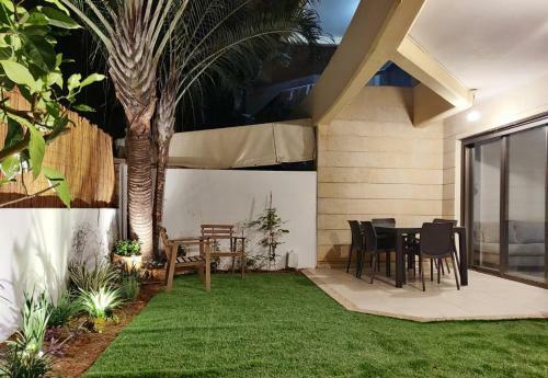 Gorgeous Private Garden Apartment With Pool And Gym
