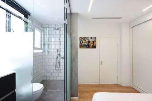 Apartamento Industrial Chic 2br In Dizengoff 35 By Holyguest