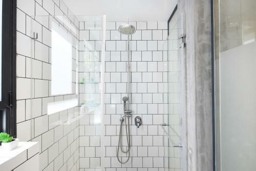 Apartamento Industrial Chic 2br In Dizengoff 35 By Holyguest