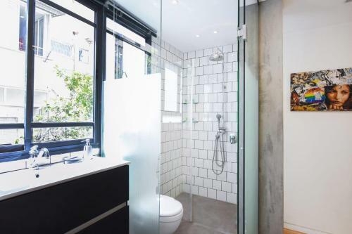 Apartamento Industrial Chic 2br In Dizengoff 35 By Holyguest