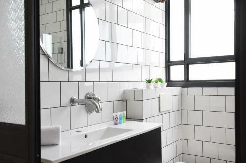 Apartamento Industrial Chic 2br In Dizengoff 35 By Holyguest