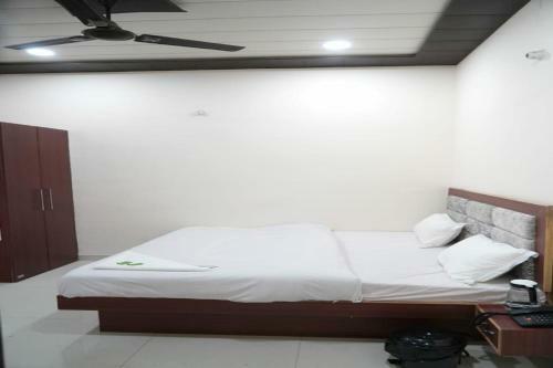 Oyo 79012 Hotel Rm Plaza